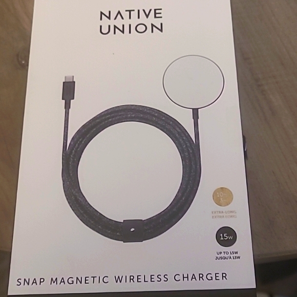 Native Union Wireless Charger - Picture 1 of 2